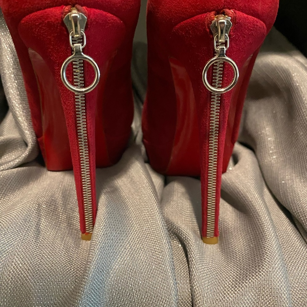 Christian Louboutin Red Heels Timeless Elegance - Picture 2 of 5